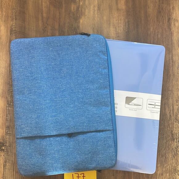 MacBook Pro 13” 2016-2020 blue soft case with hardshell - Picture 5 of 5